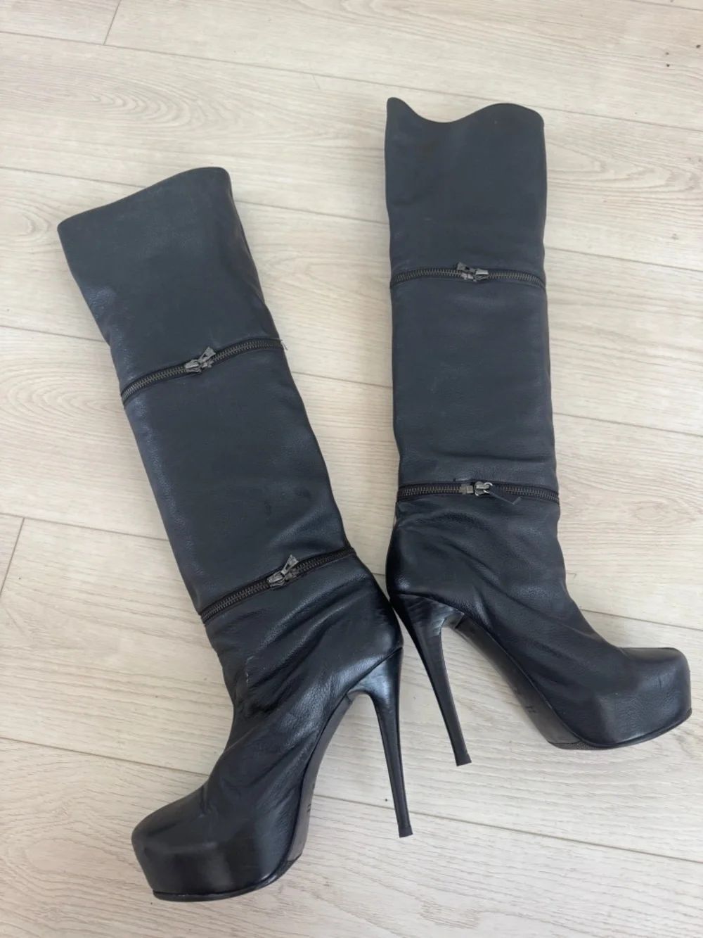 LILA CURIA Black High Heeled Boots - Zip Up Size 38 1/2 LIKE NEW